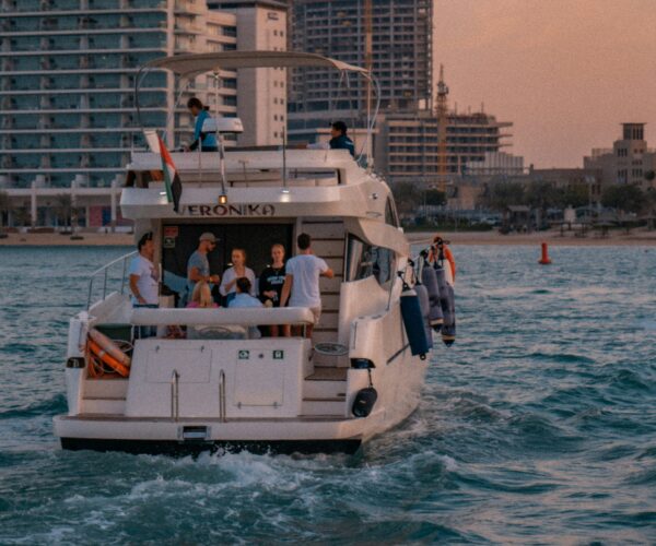Sharing Yacht Tour With BBQ Dinner